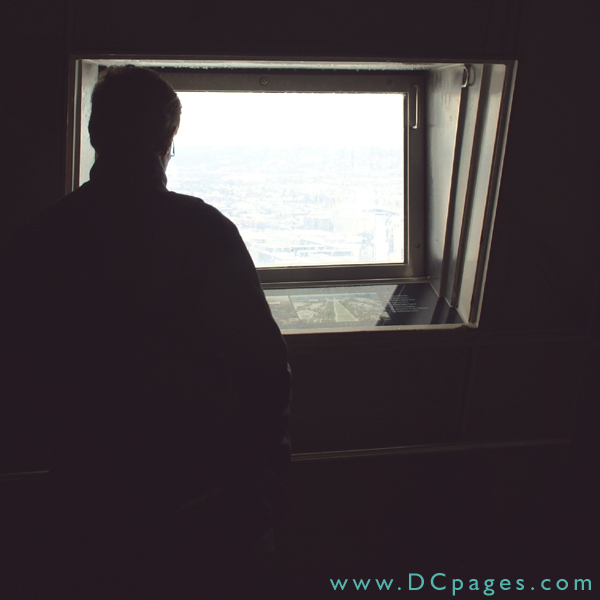 There are 2 windows on each of the four sides of the observation floor. Each window provides a spectacular view of Washington. 
