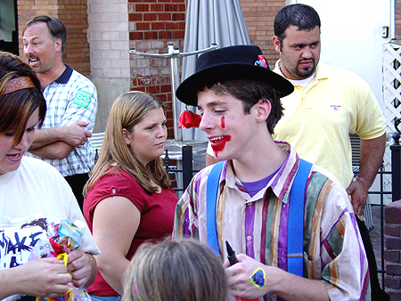 This clown pleased the children by making animal ballons.
