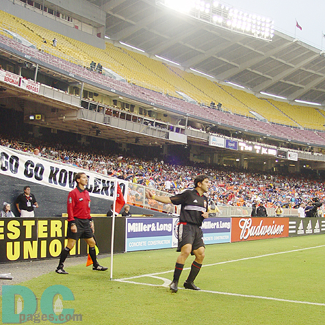 What a corner kick!! DC United No.11 Alecko Eskandarian shot a strong corner kick aiming at a tall header, No. 5 Ezra Hendrickson. Did he make it?