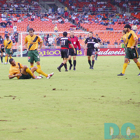 DC United FW, Eskandarian knocked down LA Galaxy DF, Marshall. 