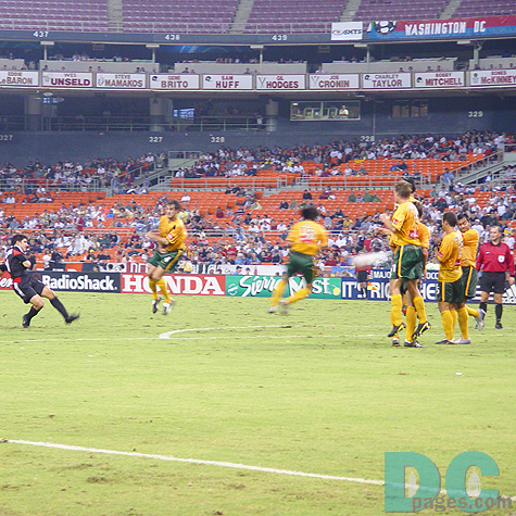 Laserbeam free kick shot by DC United No.11 Eskandarian was really sharp but LA Galaxy GK, Hartman tipped it over the bar.  