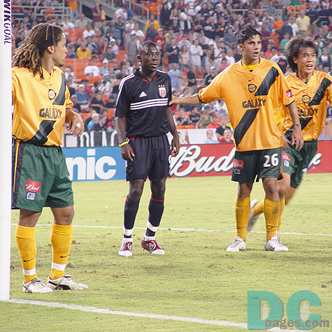 DC United super star No.9 Freddy Adu came out at a corner kick chance but marked tightly by LA Galaxy MF No. 26 Saragosa. 