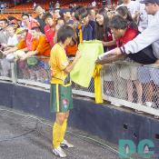 Korean star, Galaxy No.18 Hong Myung-Bo was signing on a green shirt. He was so kind to his fan's request. 