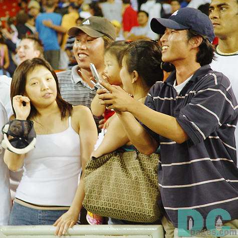 Korean group looked very happy about being able to see their favorite player, Hong Myung-Bo, up close. 