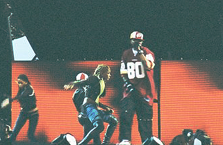 Method Man surprised the fans by making a guest appearance to help Mary J. Blige with one of her songs.
