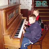 As the sun started to set, two kids performed "Flight of the Valkaries" for the crowd. OR WAS THE PIANO PERFORMING FOR THE KIDS??