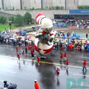 Float troubles cause the Cat in the Hat to stop and readjust in front of the National Museum of American History.