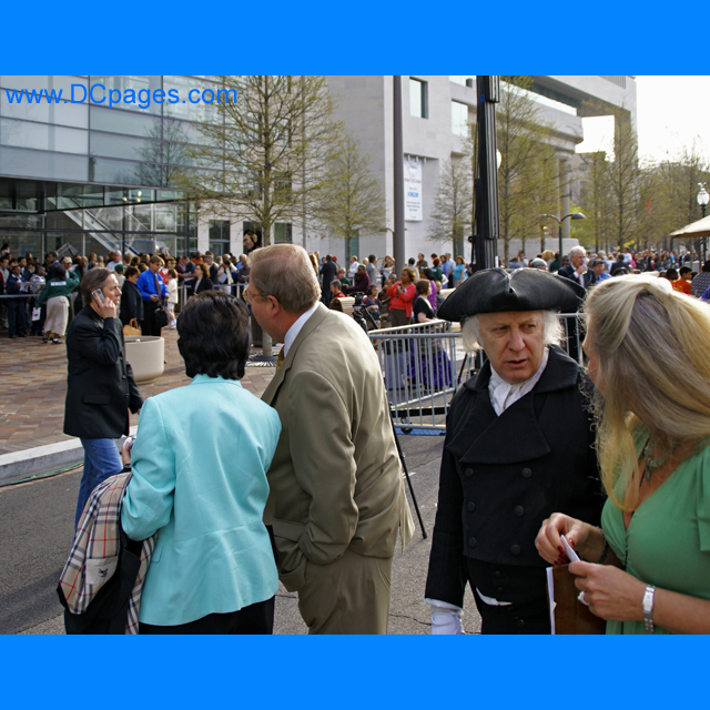 Public make there way into Museum