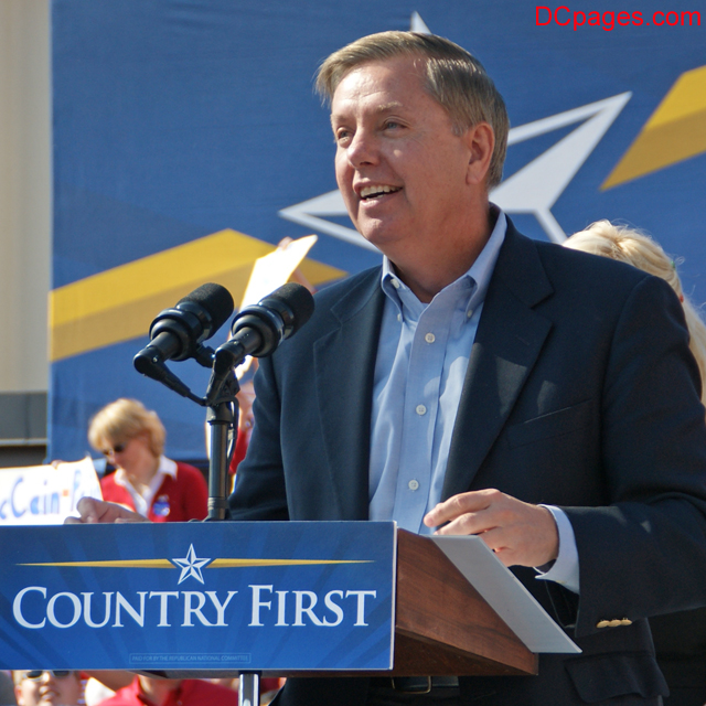 Senator Lindsey Graham (R-SC) jokes with the crowd
