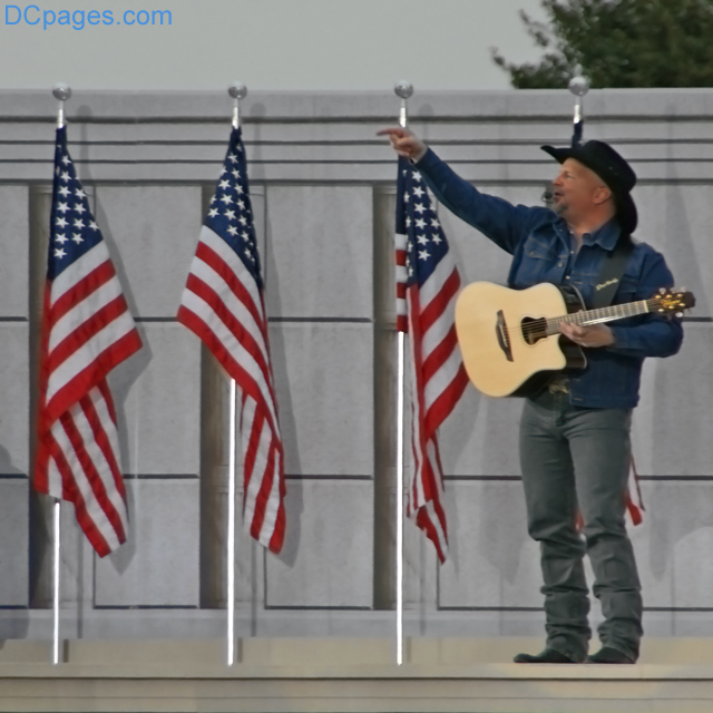 Garth Brooks at the Lincoln Memorial