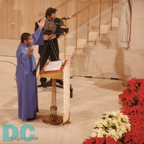Cantor, Mark Owens, leads the congregation with heart warming Christmas Carols.