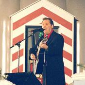 Guest singer, Steve Wariner