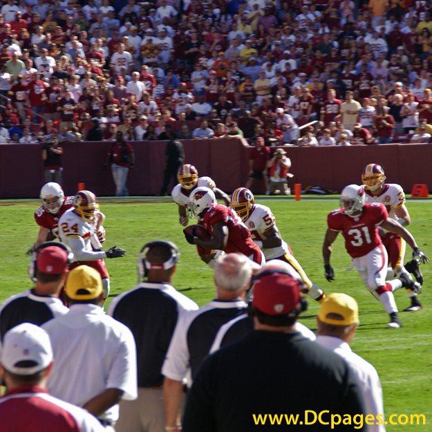 Edgerrin James (32) runs for 5 yards 