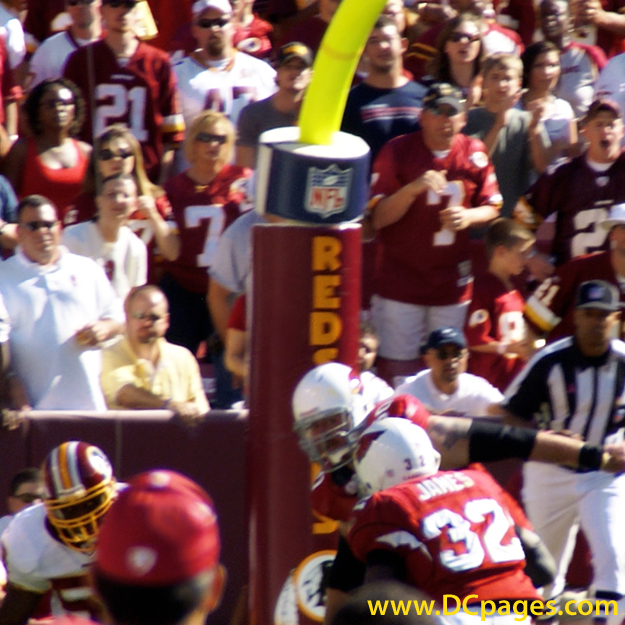 Edgerrin James (32) runs for 2 yards 
