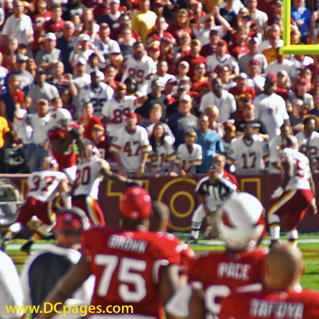 With 6 seconds left in the half Kurt Warner (13) completes a short pass to Anquan Boldin (81) for 2 yards, TOUCHDOWN. 