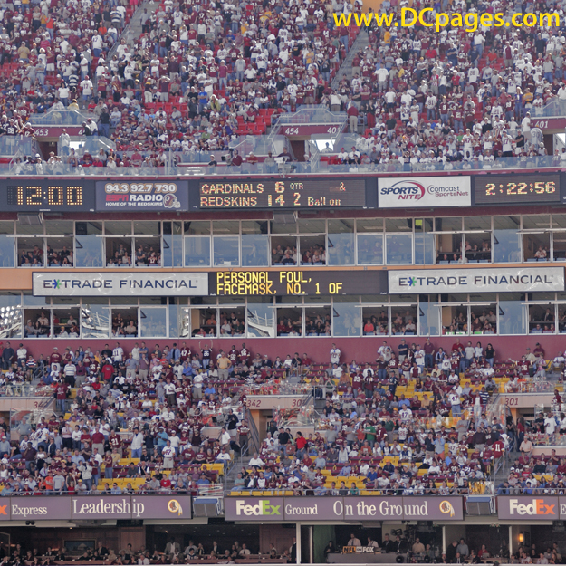 At the end of the first half its Redskins 14 Cardinals 6.