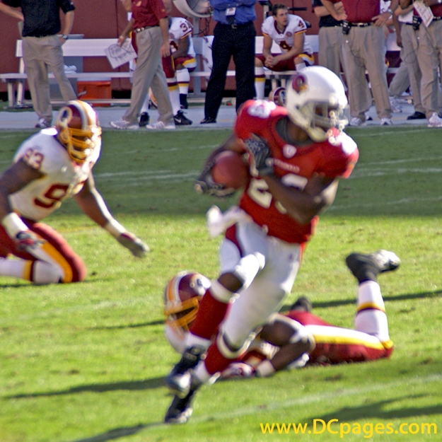 Kurt Warner (13) pass short middle to 28-J.Arrington to WAS 31 for 11 yards 