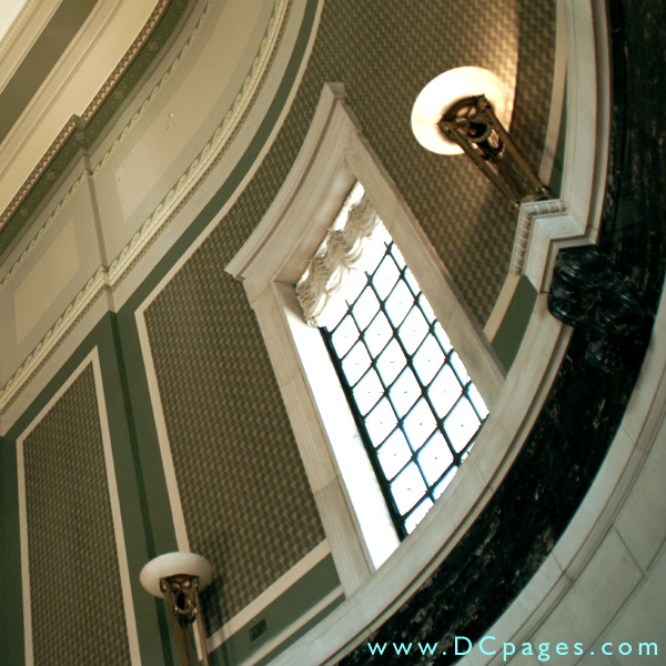 The walls of the Grand Staircase show simularity to John Russell Pope's masterful curves of the National Gallery of Art and the Jefferson Memorial. 