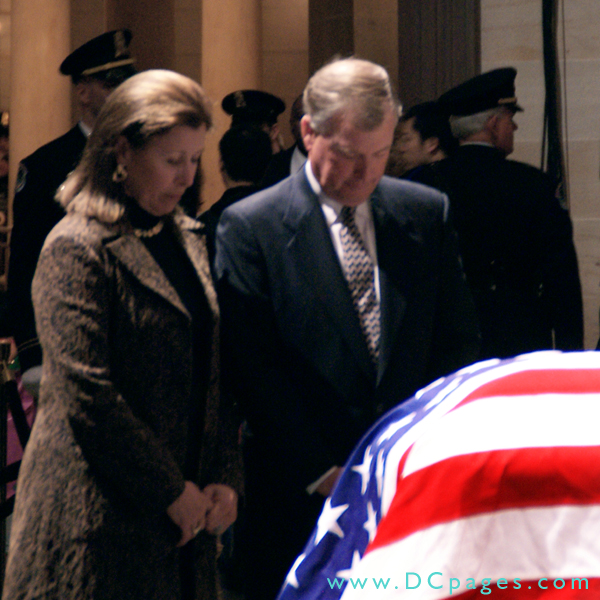 Former Vice President, Dan Quayle and his wife pay their respects to the memory of President Ford.