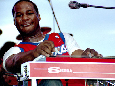 Robert Randolph makes it look easy.