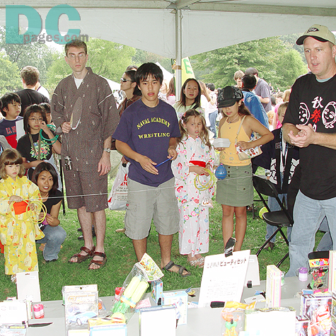 "What did I get?" Boys and girls were trying to get small toy gifts. They had fun with Wanage game. 