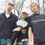 With a Mt. Fuji fan, a fashionable girl gave a pose among boys in black. 