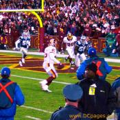 Mike Sellers runs to the endzone.