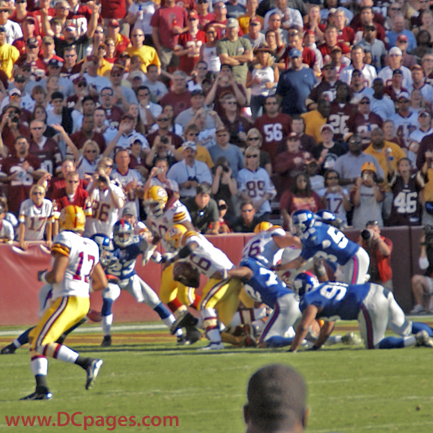 Redskins RB Clinton Portis uses his strength to power his way through to the endzone. TOUCHDOWN!