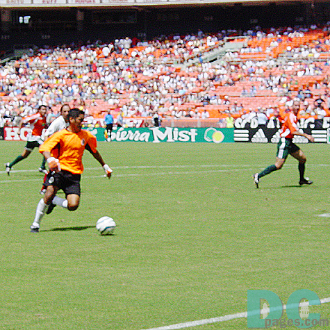 "WHY is he here?!" GK Jorge Campos who used to play as FW was appearing from the GK position to up front like a stricker!!