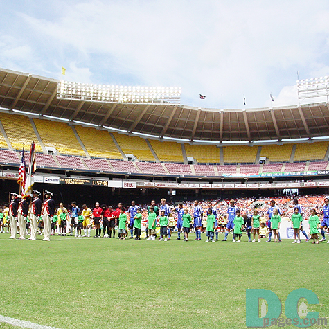 All palyers from both teams were lineing up with volunteer kids and the Color Guards. 