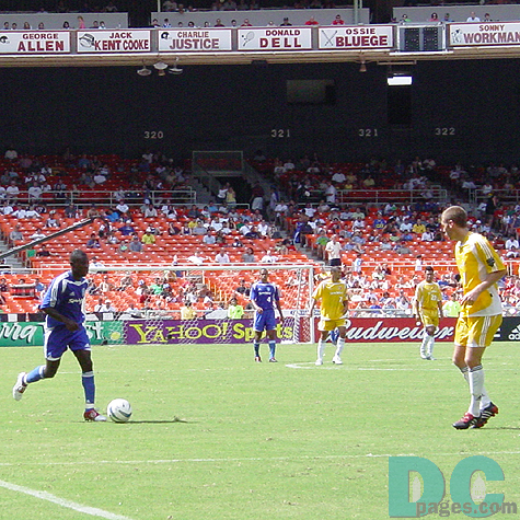 "Come on Freddy!" Conrad was ready to prevent Adu's great dribble. 