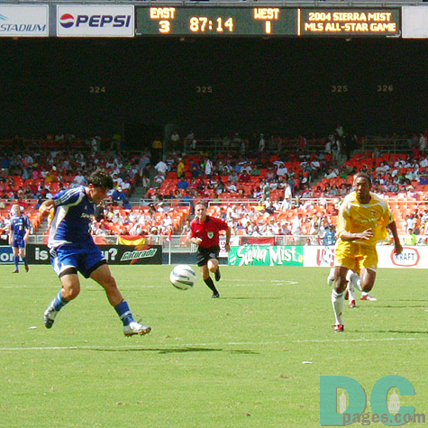 "Nice trap!!" Eskandarian catched a cross ball greatly just in front of the WESTERN goal. Gibbs was chasing him.