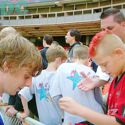 A red mohawk hair boy was giving his pen to Gavern. 