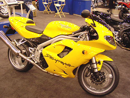 TRIUMPH DAYTONA 955i, it provides a heady peak power output of 149PS (147bhp) along with a great spread of power throughout the rev-range.