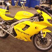 TRIUMPH DAYTONA 955i, it provides a heady peak power output of 149PS (147bhp) along with a great spread of power throughout the rev-range.