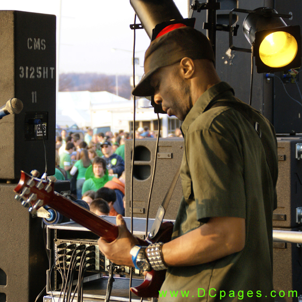 Working the frets. That guitar has some good action.