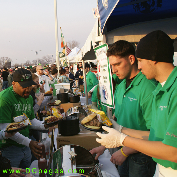 The Front Page was serving up mouthwatering barbeque. I can eat all those plates.