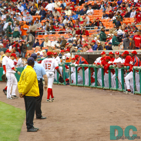 Alfonso Soriano and the team return to the dugout.