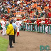 Alfonso Soriano and the team return to the dugout.