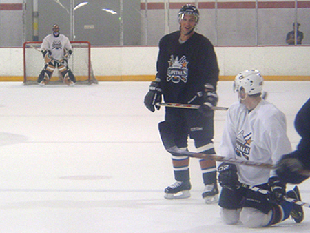 Peter Bondra grins as he has a few words with Jagr.