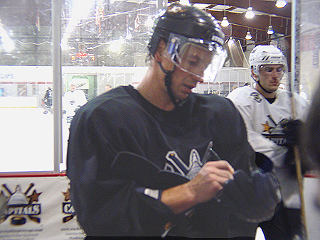 Bondra takes the time to sign autographs for the fans.