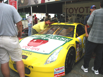 White House apple juice sponsors this car