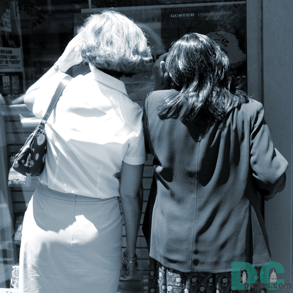 Two ladies try to catch a glimpse of the former vice-president, Al Gore.
