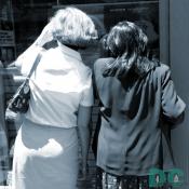 Two ladies try to catch a glimpse of the former vice-president, Al Gore.