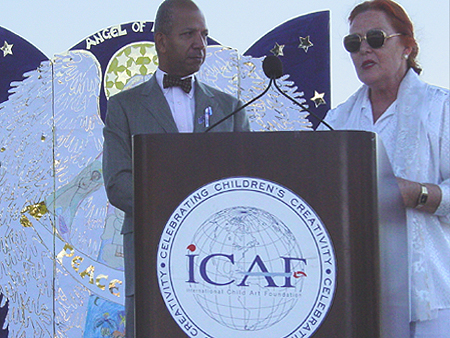 DC Mayor Anthony Williams accepts a gift of Maori art from Shona Hammond Boys, September 11, 2003
