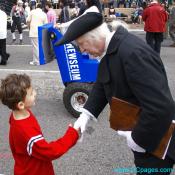 George Washington shakes the hands of a young patriot