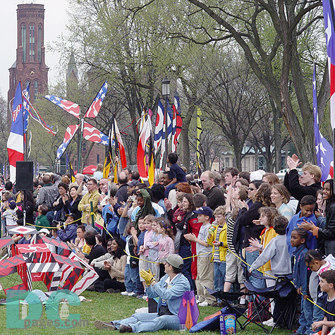 Smithsonian Kite Festival - Crowd watching kite fighter competition